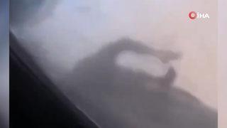 Afganistan’dan uçağın kanadına tutunarak kaçmaya çalışan kişinin cansız bedeni böyle görüntülendi