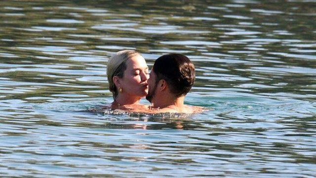 Orlando Bloom herkesin içinde çırılçıplak poz verdi