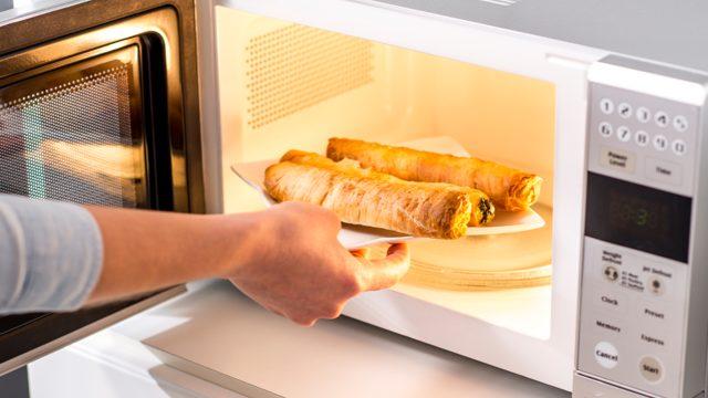 Bu sosyal medya hilesi hayatınızı kolaylaştıracak! Mikrodalganız eşit miktarda pişirmiyorsa bir de bu şekilde deneyin