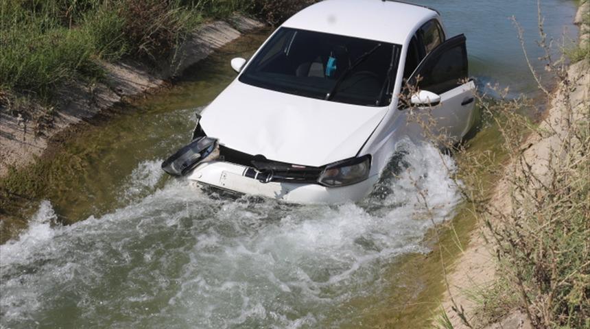 Adana'da sulama kanalına devrilen otomobilin sürücüsü yaralandı