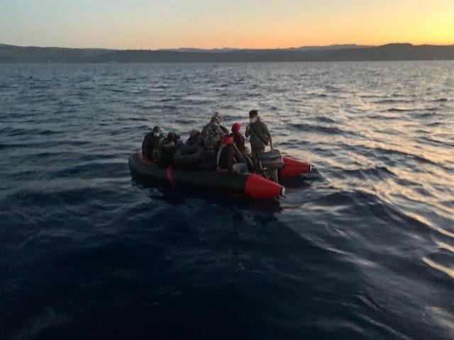 Çanakkale açıklarında Türk kara sularına itilen 12 düzensiz göçmen kurtarıldı
