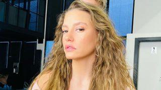 Serenay Sarıkaya turuncu bikinisiyle poz verdi