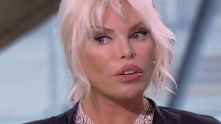 75 yaşındaki Ajda Pekkan sahne kıyafetiyle gençlere taş çıkardı