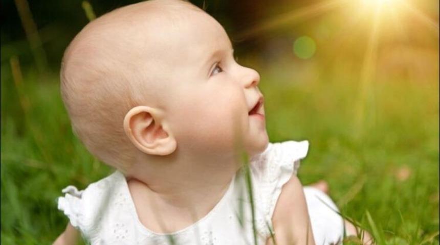 Çocuğunuza güneş banyosu yaptırın