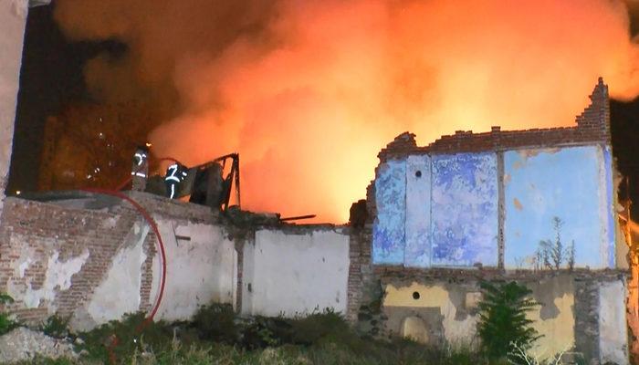 Bursa'da hareketli gece! 2 katlı metruk bina yangın sonucu çöktü