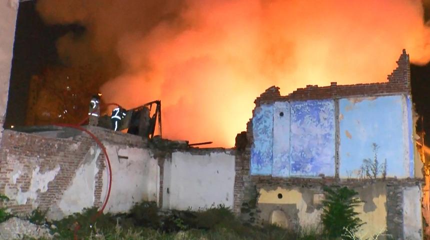 Bursa'da hareketli gece! 2 katlı metruk bina yangın sonucu çöktü