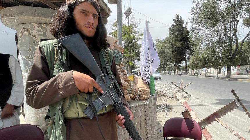 Taliban burka giymeyen kadını infaz etti! Sosyal medyada viral olan görüntü