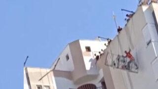 Yürekleri ağza getiren görüntü! 12. katta mahsur kaldılar