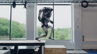 İnsan gibi hareket ediyorlar! Boston Dynamics'in Atlas robotu ağızları açık bıraktı