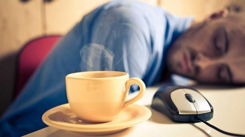 Öğle saatlerinde en az 20 dakika uyuyun