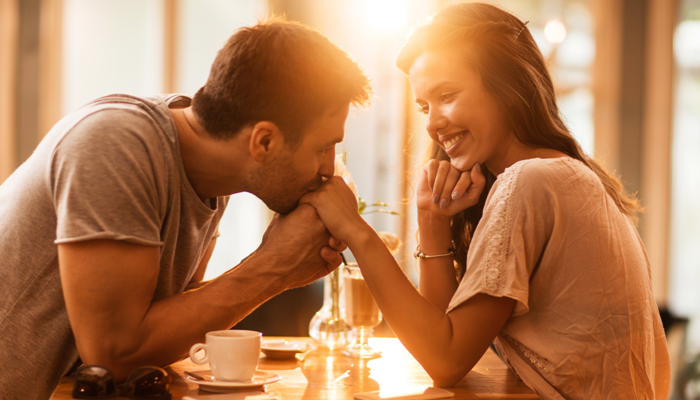 Partnerinizin sevgiyi gösterme şekli ilişkiniz hakkında ipuçları veriyor! Bakın neler söylüyor?