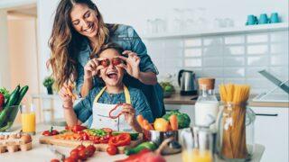 Çocuklarla yemek pişirmek için eğlenceli tarif! Küçük aşçılara özel ev yapımı pizza tarifi (6-8 yaş çocuklar için)