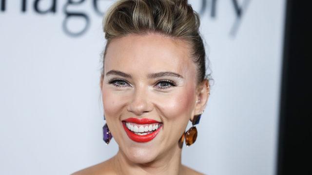 Colin Jost eşi Scarlett Johansson'ın hamilelik haberini doğruladı