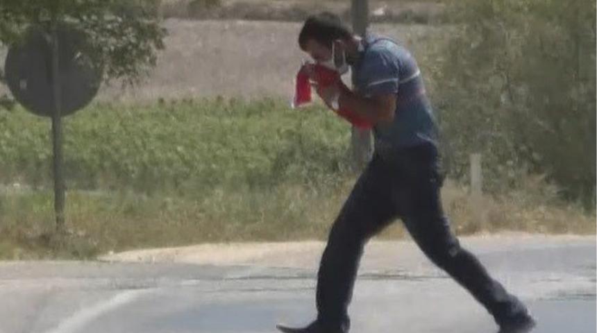 D&uuml;şen bayrağı fark eden engelli gen&ccedil;ten takdir toplayan hareket!