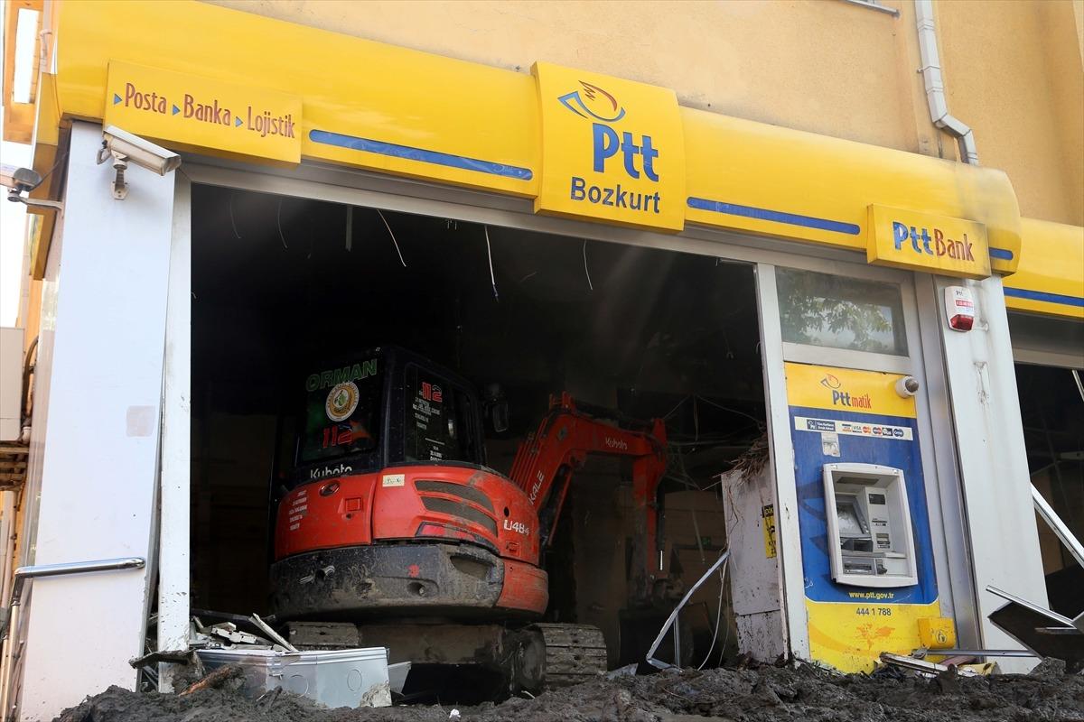 Bozkurt'taki sel felaketinde bal&ccedil;ıkla kaplanan PTT şubesindeki posta ve evraklar da kullanılmaz hale geldi