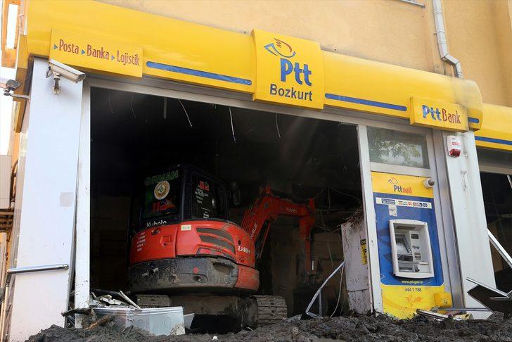 Bozkurt'taki sel felaketinde balçıkla kaplanan PTT şubesindeki posta ve evraklar da kullanılmaz hale geldi G1