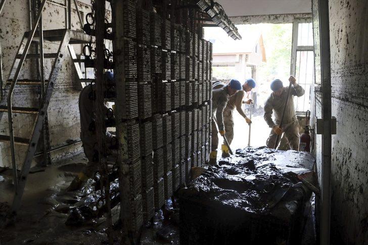 Bozkurt'taki sel felaketinde balçıkla kaplanan PTT şubesindeki posta ve evraklar da kullanılmaz hale geldi G2