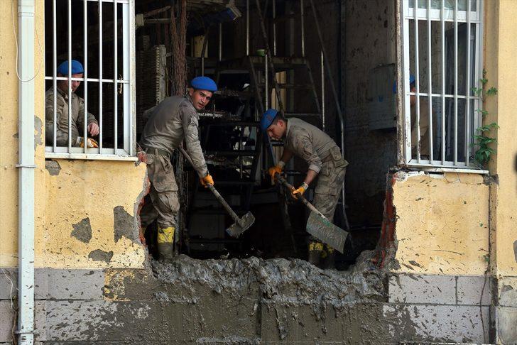 Bozkurt'taki sel felaketinde balçıkla kaplanan PTT şubesindeki posta ve evraklar da kullanılmaz hale geldi G3