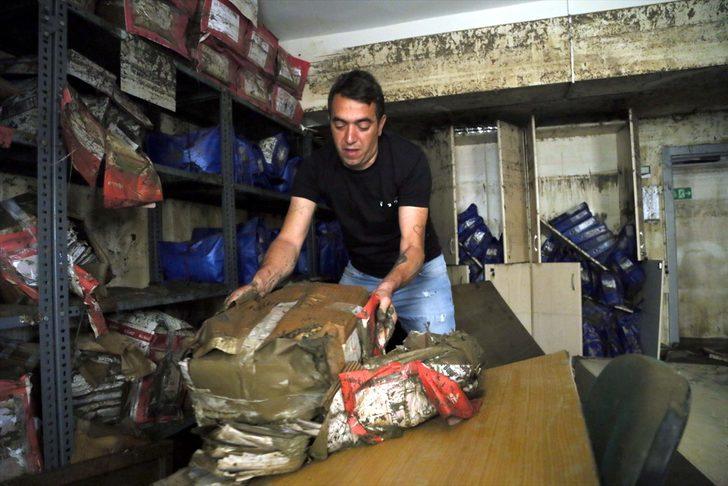 Bozkurt'taki sel felaketinde balçıkla kaplanan PTT şubesindeki posta ve evraklar da kullanılmaz hale geldi G4