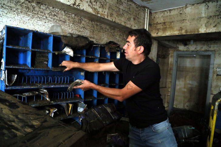 Bozkurt'taki sel felaketinde balçıkla kaplanan PTT şubesindeki posta ve evraklar da kullanılmaz hale geldi G5