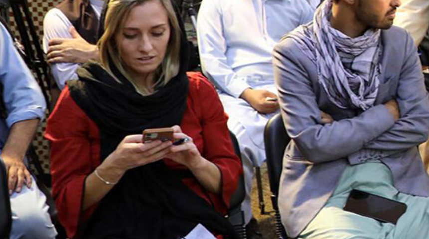 Herkes onu merak ediyor! Taliban sözcüsüne soru soran tek kadın gazeteci olarak tarihe geçti