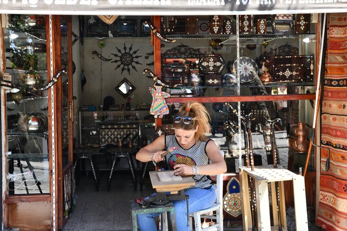 Gaziantep &ccedil;arşısının tek kadın sedef ustası yurt dışına &uuml;r&uuml;n g&ouml;nderiyor
