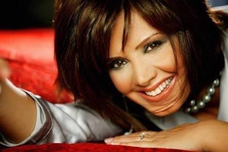 Bir döneme damga vurmuştu! Ünlü sunucu Esra Ceyhan tanınmaz halde! G1