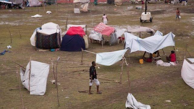 Deprem ve ardından gelen şiddetli yağmurların ardından Les Cayes'teki bir futbol sahası çadır kente dönüştürüldü.