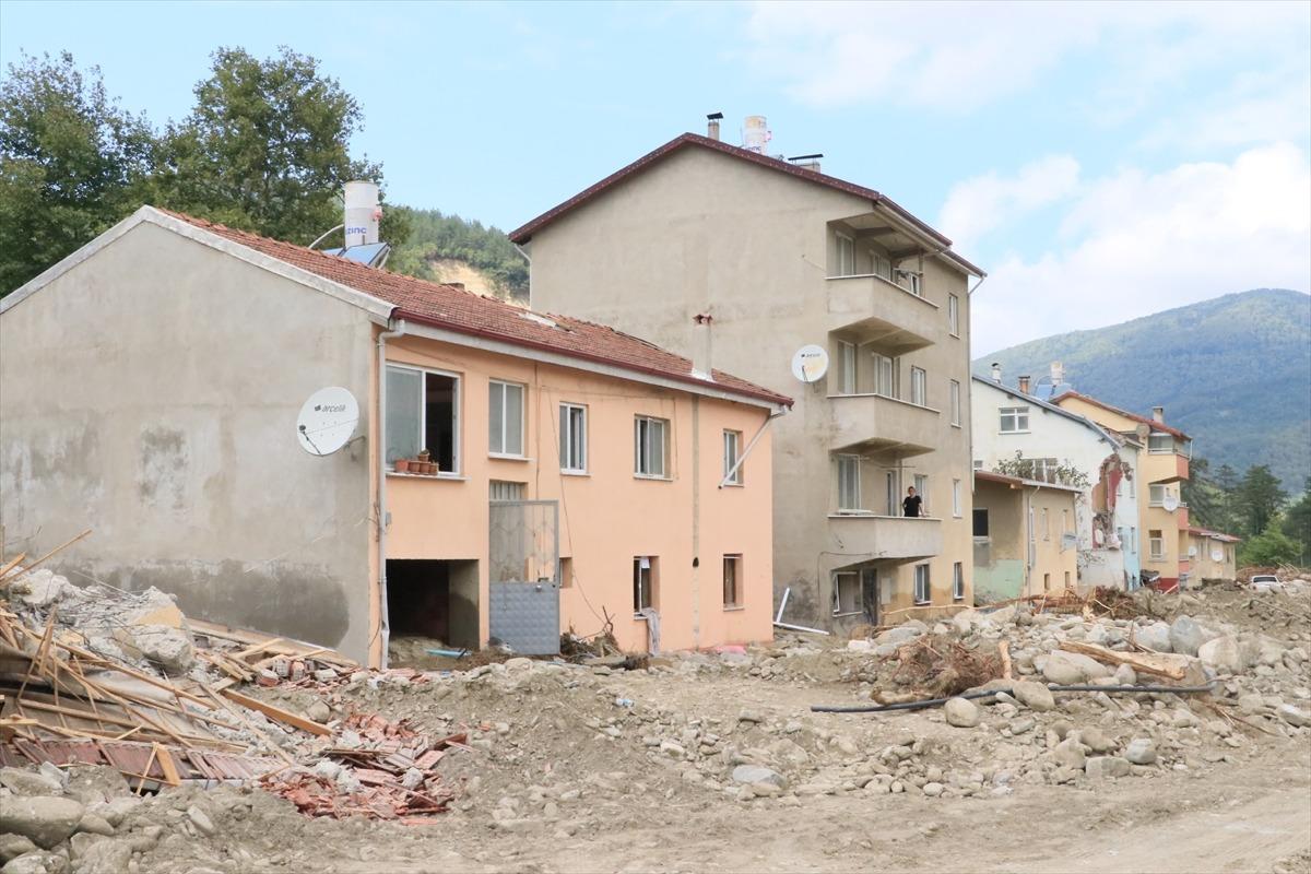 Sel felaketi nedeniyle 40 evin yıkıldığı Baba&ccedil;ay k&ouml;y&uuml;nde hasar g&ouml;ren 19 evin tahliyesine başlandı