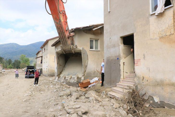 Sel felaketi nedeniyle 40 evin yıkıldığı Babaçay köyünde hasar gören 19 evin tahliyesine başlandı G2