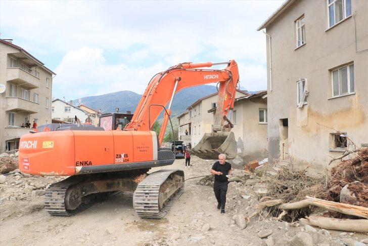 Sel felaketi nedeniyle 40 evin yıkıldığı Babaçay köyünde hasar gören 19 evin tahliyesine başlandı G3