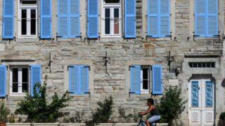 Foça'nın asırlık taş evleri yıllara meydan okuyor