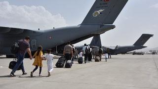 Türklerin Afganistan'dan tahliyeleri başladı