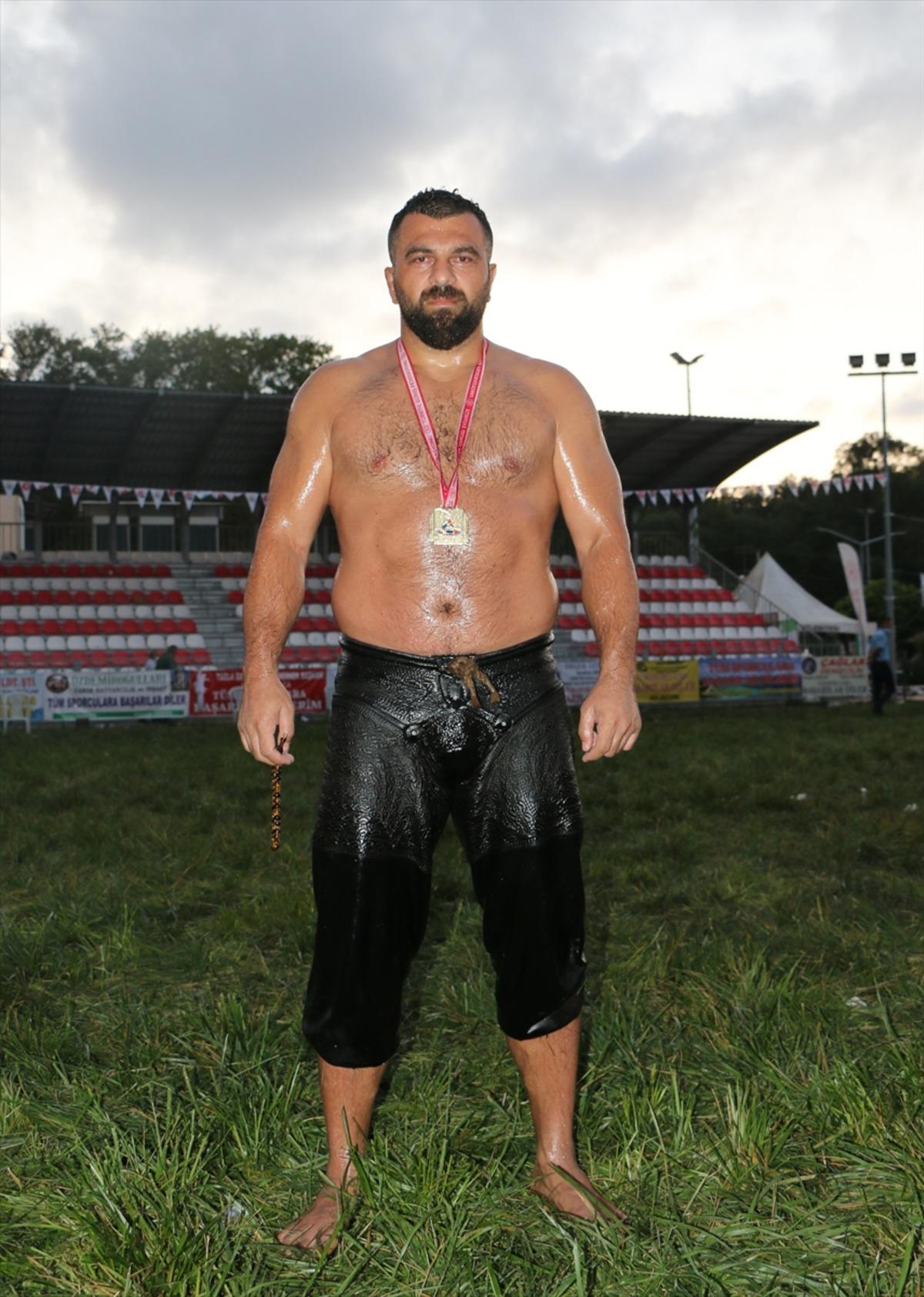 Samsun'da d&uuml;zenlenen Yağlı Pehlivan G&uuml;reşleri'nde başpehlivan Fatih Atlı oldu