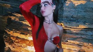 Hande Erçel'den Instagram hamlesi! Serenay Sarıkaya yorumlarından sonra o fotoğrafları sildi