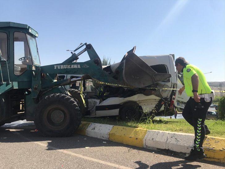 Şanlıurfa'da öğrenci servisiyle iş makinesi çarpıştı: 10 yaralı G2