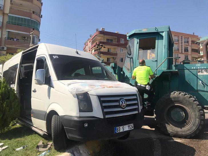 Şanlıurfa'da öğrenci servisiyle iş makinesi çarpıştı: 10 yaralı G3
