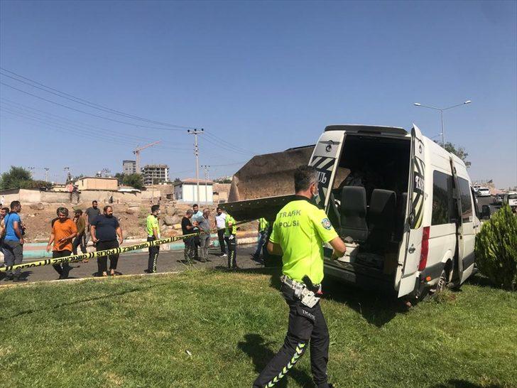 Şanlıurfa'da öğrenci servisiyle iş makinesi çarpıştı: 10 yaralı G5
