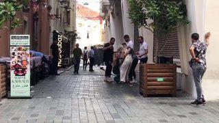 Şoke eden anlar! Taksim Meydanı’nda 'kıskançlık' kavgası