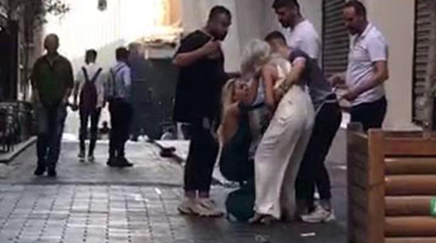 İstanbul'un göbeğinde saç saça baş başa kadın kavgası! Nedeni kıskançlık çıktı