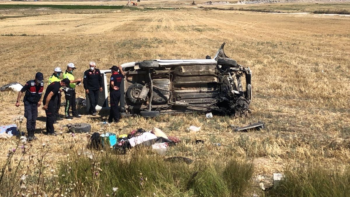 Kayseri'de hafif ticari ara&ccedil; şarampole devrildi: 3 &ouml;l&uuml;, 9 yaralı