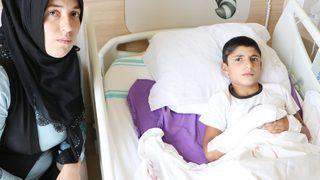 Yerde bulduğu cisme taşla vuran çocuk, hayatının şokunu yaşadı