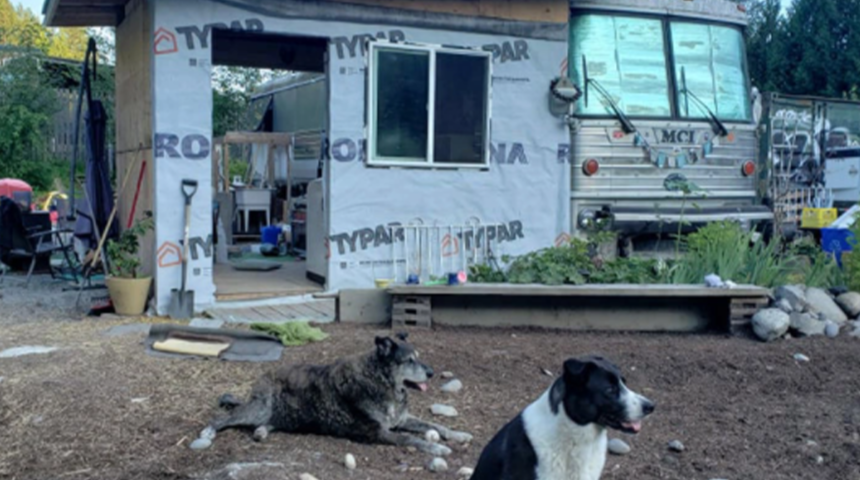 Kızıyla bambaşka bir hayat kurdu! Kira ödemekten bıktı artık minibüste yaşıyor