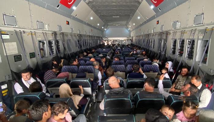 Afganistan'dan tahliyeler sürüyor! Uçaktaki fotoğraf karesi gündem yarattı