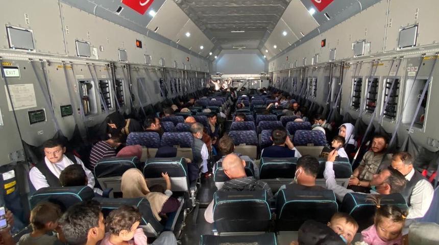 Afganistan'dan tahliyeler sürüyor! Uçaktaki fotoğraf karesi gündem yarattı