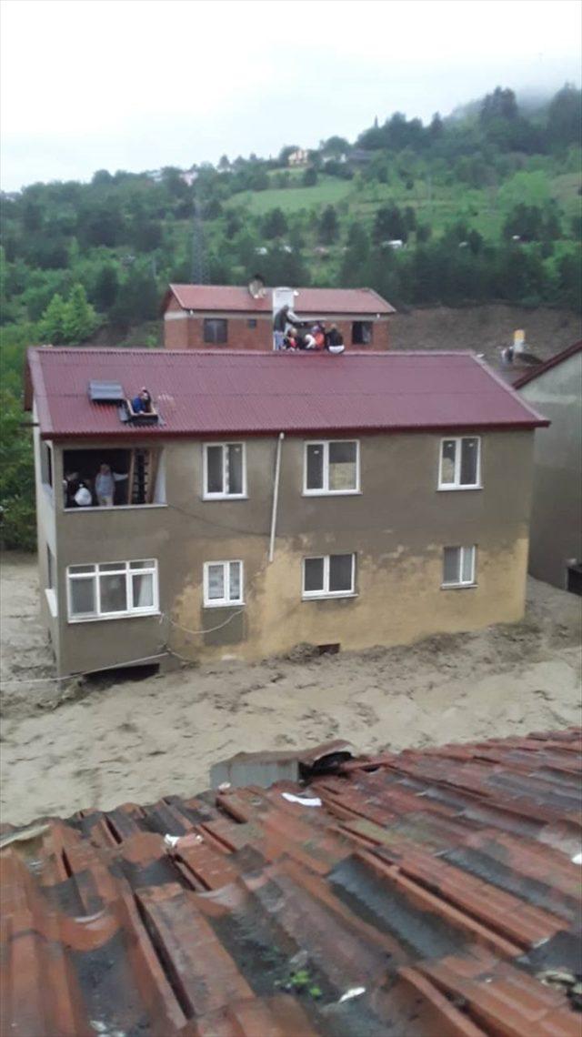 Babaçay köyünde 9 kişilik aile çatıda bacaya tutunarak selden kurtuldu