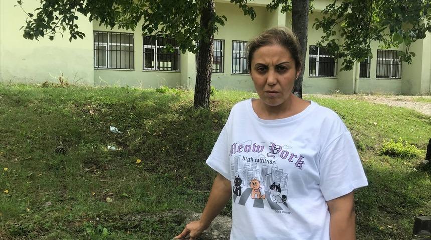 Babaçay köyünde 9 kişilik aile çatıda bacaya tutunarak selden kurtuldu