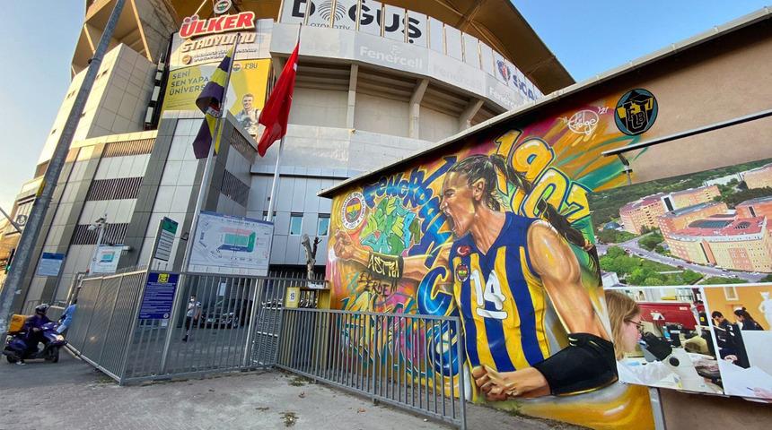 Eda Erdem’in resmi stadın yanında