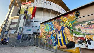 Eda Erdem’in resmi stadın yanında