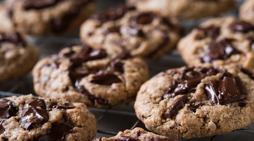 Çikolata krizine pratik çözüm! 15 dakikada hazırlanan çikolatalı kurabiye tarifi